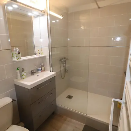 Superbe T2 Climatisé Avec Parking Privé, Proche à - Fr-1-472-207 *